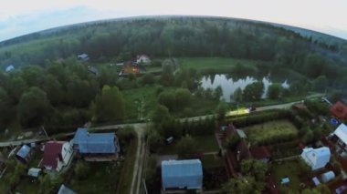 Yazlık yerleşim orman ve havuz yakınındaki