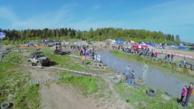 İnsanlar arazi aracı izle