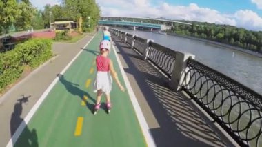 İki küçük kız ve erkek çocuk 