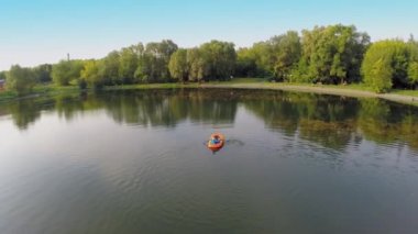 Delikanlı şişme tekne yelken