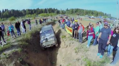 Seyirci off-road aracı izle 