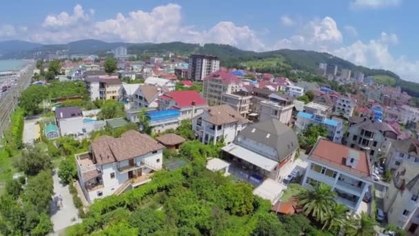 Panorama de ciudad costera con ferrocarril — Vídeos de Stock