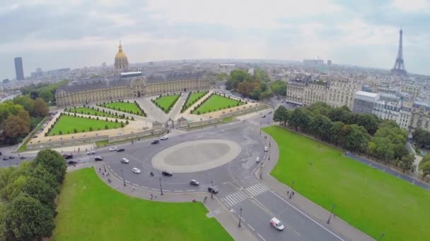 Stadtbild mit Eiffelturm — Stockvideo