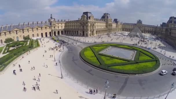 As pessoas caminham pela Praça Place du Carrousel — Vídeo de Stock