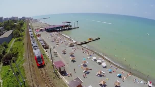 Trein van Rzd bedrijf rijdt in de buurt van de zee — Stockvideo
