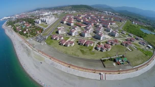 Ciudad costera cerca de la playa del mar — Vídeo de stock