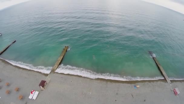 Playa de mar vacía con amarres — Vídeo de stock