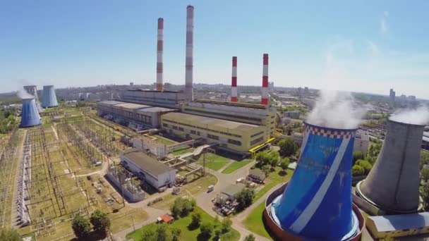 Stoom gaat uit van koeltoren — Stockvideo