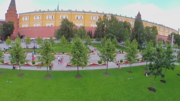 克里姆林宫附近的亚历山大罗夫斯基花园 — 图库视频影像
