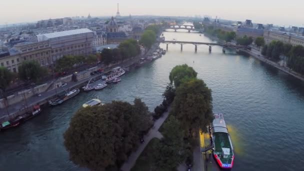 Stadtbild mit Eiffelturm — Stockvideo