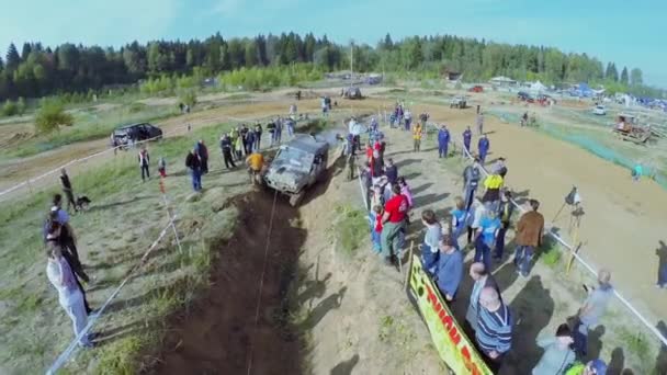 L'équipe de rallye tente de surmonter l'obstacle . — Video