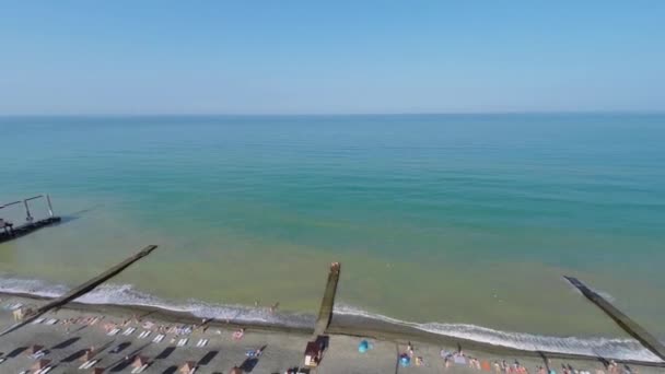 Playa de mar con gente descansa — Vídeos de Stock