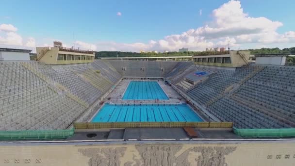 Outdoor swimming pool with people — Stock Video