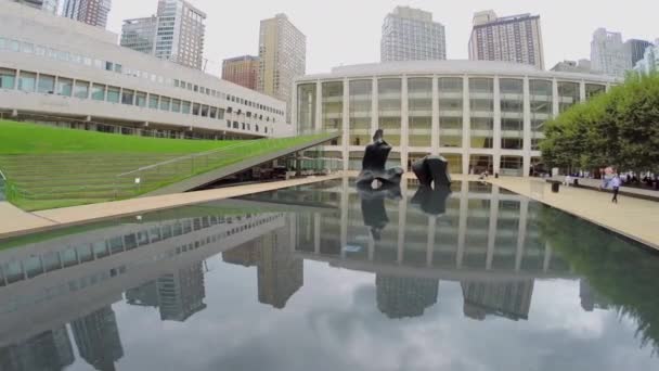 Линкольн-центр с бассейном Пола Мильштейна — стоковое видео