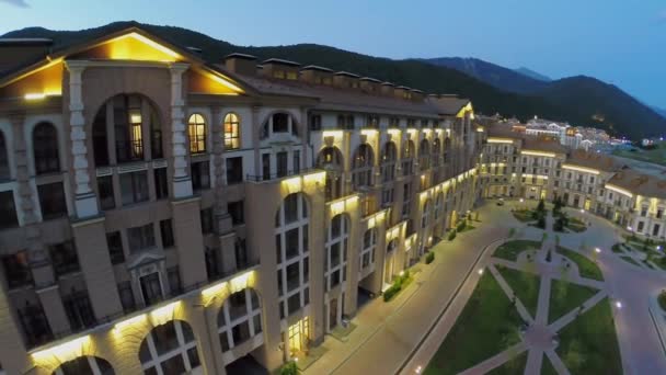 Hotel con iluminación cerca de las montañas — Vídeo de stock