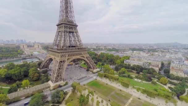 城市景观与埃菲尔铁塔和 Champ de Mars — 图库视频影像