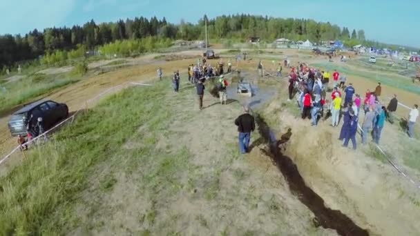 Rally team övervinner hinder för vatten — Stockvideo