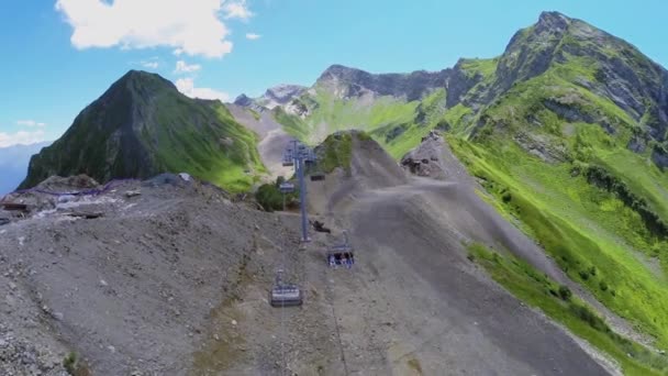 Menschen fahren in Kabine der Seilbahn — Stockvideo