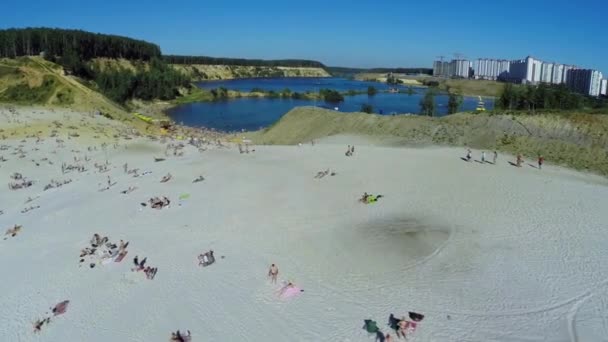 Sandstrand vid sjön — Stockvideo