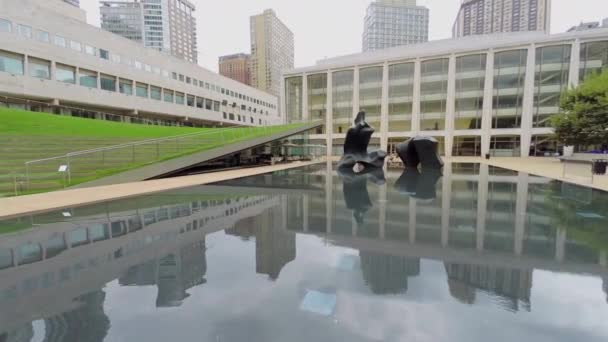 Hearst Plaza med Paul Milstein Pool — Stockvideo