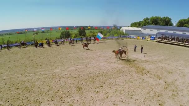 Lovasa lovagolni keresztül gyűrű — Stock videók