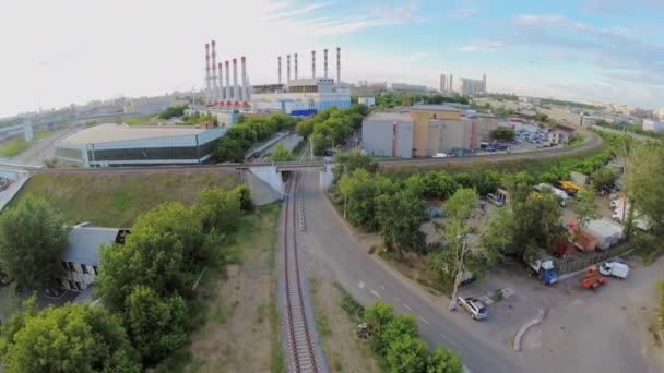 Zona industrial da cidade com estrada — Vídeo de Stock