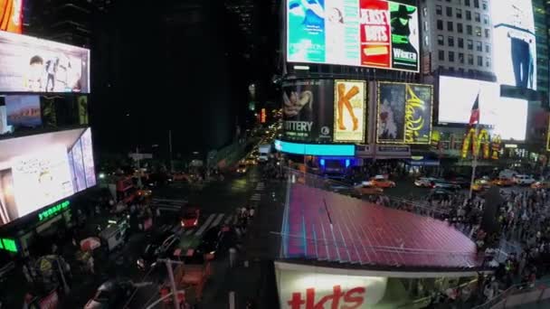 Lalu lintas malam di Times Square — Stok Video