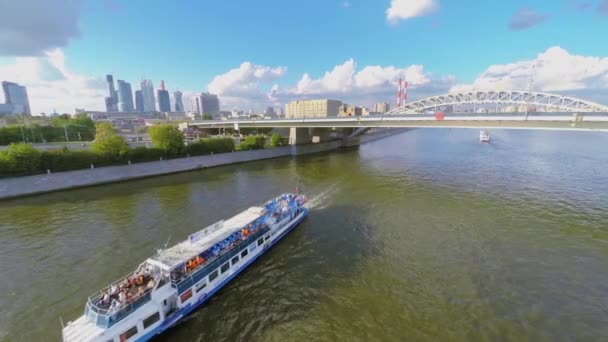 Turistas durante la excursión por el río — Vídeos de Stock