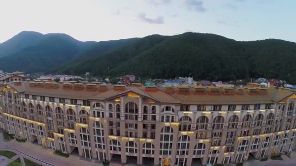 Exterior del hotel con iluminación cerca de las montañas — Vídeos de Stock