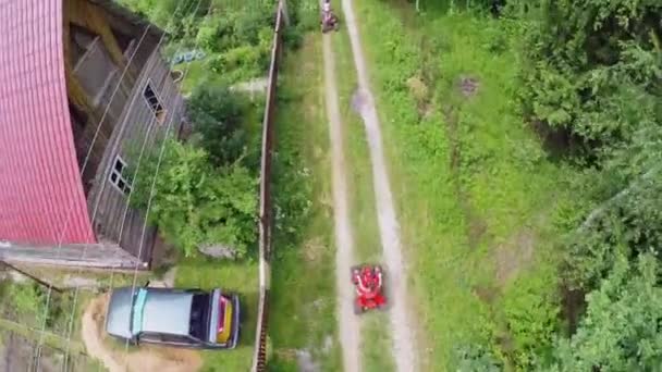 Mujer y niños viajan en quads — Vídeo de stock