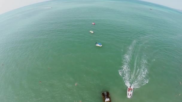 Los turistas montan catamaranes — Vídeos de Stock