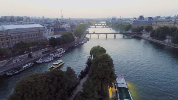 Cityscape com rio Sena e Torre Eiffel — Vídeo de Stock