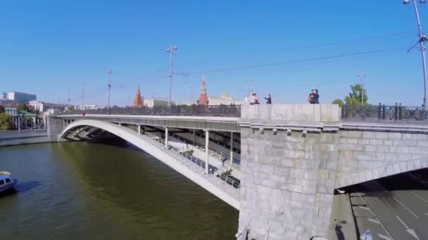 Stadsverkeer op grote stenen brug — Stockvideo