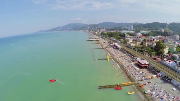 Pessoas descansam na praia do mar — Vídeo de Stock