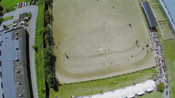 Les gens s'éloignent de l'arène équestre  