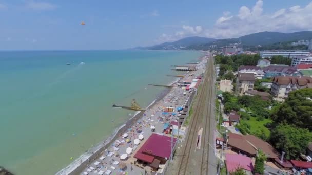 Cidade costeira e ferrovia perto do mar — Vídeo de Stock