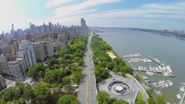 Cars ride by Henry Hudson Parkway — Stock Video