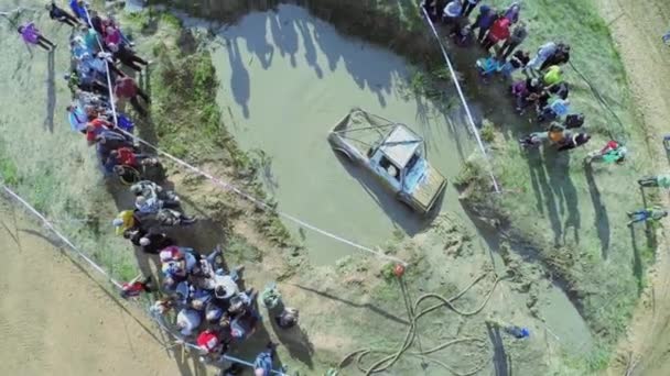 水の障害物で車両が立ち往生 — ストック動画