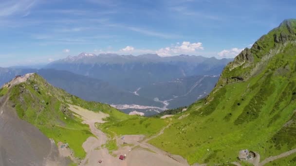 Montanhas com a cidade a pé — Vídeo de Stock