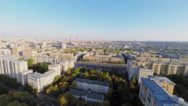 Staden panorama med trafik — Stockvideo