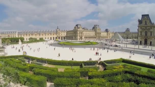 Mensen lopen door Bush Labyrinth — Stockvideo