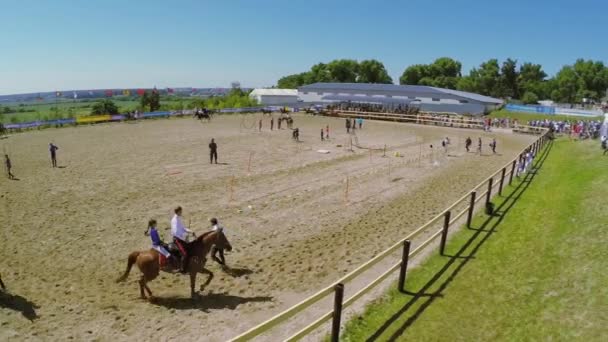 骑手骑马和欢呼观众 — 图库视频影像