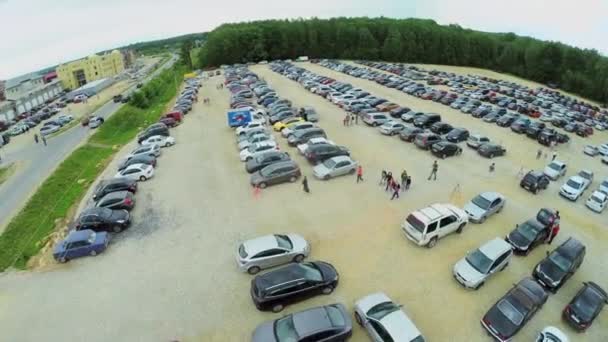 As pessoas caminham pelo estacionamento — Vídeo de Stock