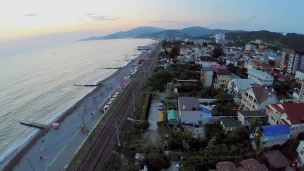 Townscape deniz beach yakınındaki tren ile — Stok video