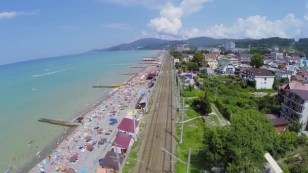 Paysage urbain avec foule de touristes sur la plage de la mer — Video