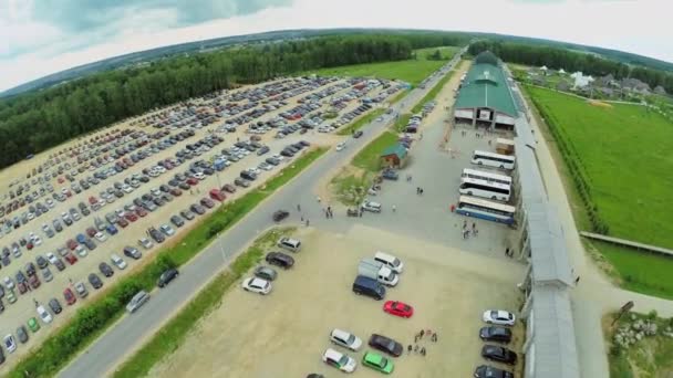 Amplio aparcamiento con muchos coches — Vídeos de Stock