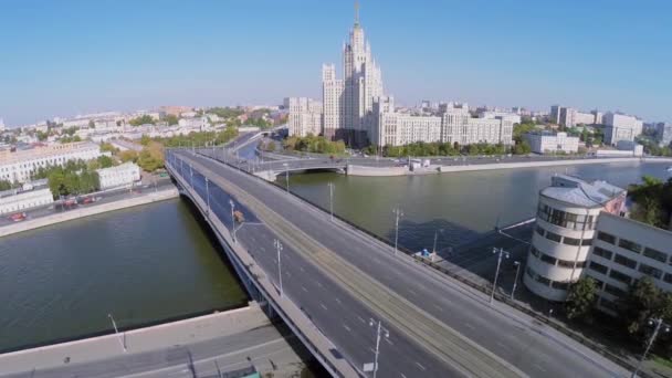 Caminhão limpa estrada em Bolshoy Ustyinsky — Vídeo de Stock