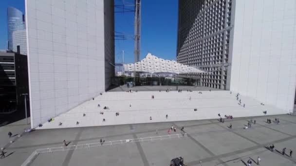 Turistas perto de La Grande Arche de la Defense — Vídeo de Stock