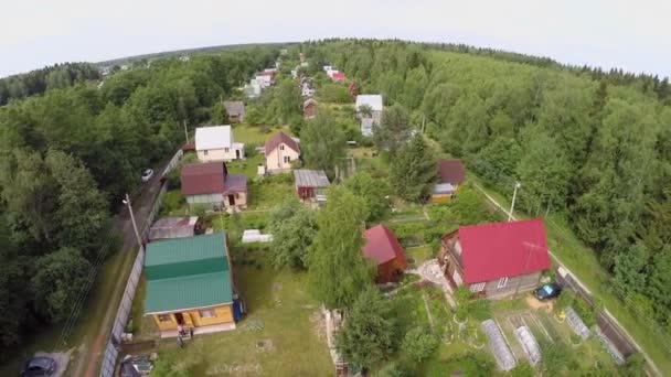 Chalet village au milieu de la forêt — Video