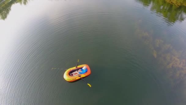 Niño se sienta en barco inflable — Vídeos de Stock